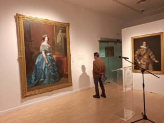 Un visitante contempla una obra de la exposición